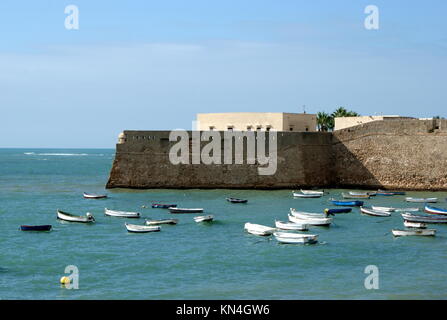 Blick über die Bucht von La Caleta zu Santa Catalina Burg, Cadiz, Spanien Stockfoto