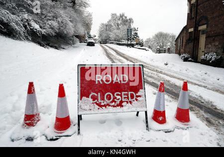 Eine Straße geschlossen Anmelden Schnee Ironbridge in Shropshire bedeckt, starker Schneefall über Teile von Großbritannien weitverbreitete Störungen verursacht, schließen Straßen und Erdung Flüge am Flughafen. Stockfoto