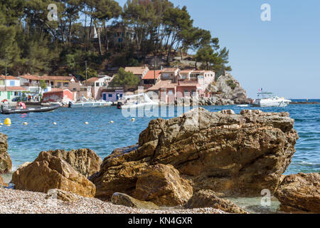 Rocky Meer mit Kieselstrand, Wellen, blauer Himmel Stockfoto