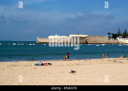 La Caleta Strand und Santa Catalina Burg, Cadiz, Spanien Stockfoto