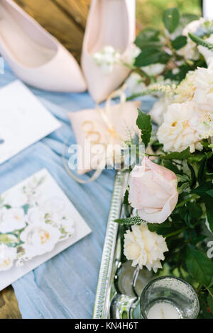 Beziehungen, Präsentieren, florales Design Konzept. Nahaufnahme der großen Knospen der Hellrosa und zarten cremefarbenen Rosen, Symbole der unsterblichen Liebe, die in der wunderbaren Brautstrauß gesammelt Stockfoto