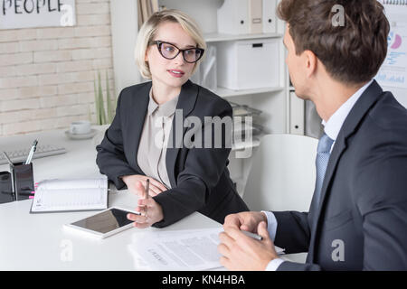 Geschäftsleute arbeiten zusammen Stockfoto