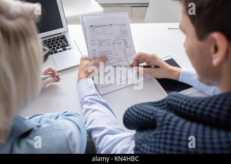 Geschäft Leute diskutieren Bericht in der Sitzung Stockfoto