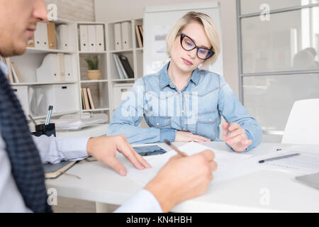 Junge Geschäftsleute arbeiten zusammen Stockfoto