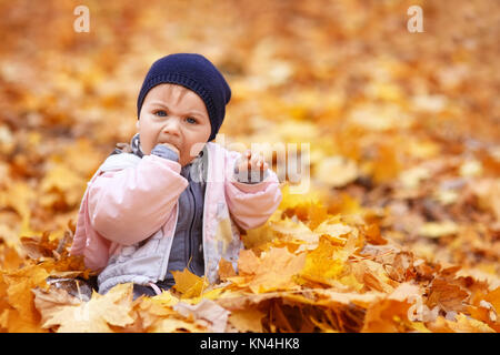 Wenig Trauriges Mädchen im Herbst Park Stockfoto