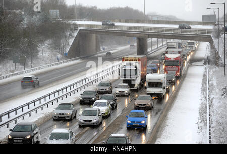 Hohes Verkehrsaufkommen in Schnee auf der Autobahn M6 in der Nähe von Cannock STAFFORDSHIRE RE WINTER AUTOFAHREN EIS ICEY UK Stockfoto