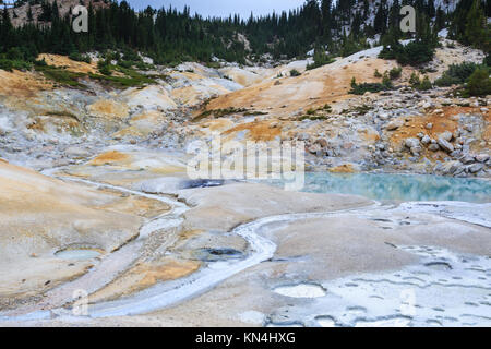 Nahaufnahme der Muster, Konturen und Farben der gefährlichen heissen Schlammtöpfe und Dampf des kochenden Quellen entlang der Promenade von Lassen Volcanic National Park Stockfoto