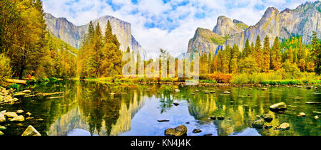 Blick auf das Tal im Yosemite National Park im Herbst. Stockfoto