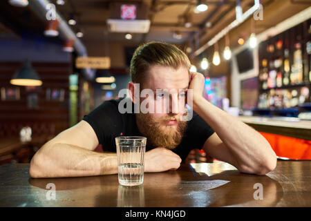 Traurig bärtiger Mann betrunken in Bar Stockfoto