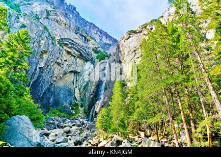 Ansicht des unteren Yosemite Falls im Yosemite National Park im Herbst. Stockfoto