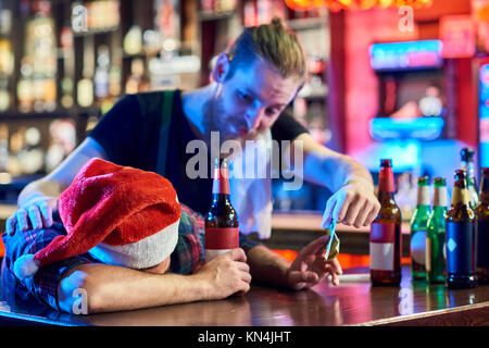 Betrunkener Mann an der Weihnachtsfeier im Pub Stockfoto