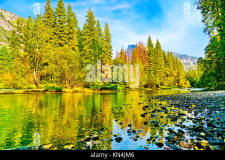 Blick auf den Half Dome und Merced River vom Yosemite Valley im Yosemite National Park im Herbst. Stockfoto