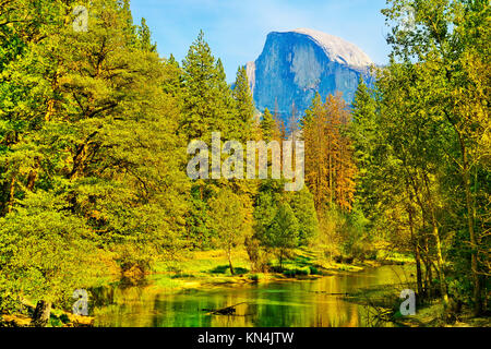 Blick auf den Half Dome und Merced River vom Yosemite Valley im Yosemite National Park im Herbst. Stockfoto