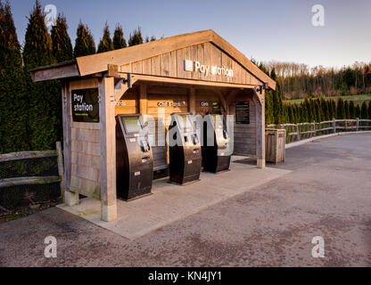 Die Parkautomaten am Bedgebury National Pinetum und Forest an der Sussex/Kent Grenze. Stockfoto