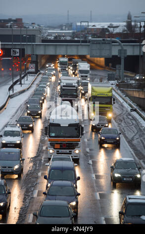 Viel Verkehr auf der Autobahn M25 in der Nähe der Ausfahrt 25, wie starker Schneefall über Teile von Großbritannien weitverbreitete Störungen verursacht, schließen Straßen und Erdung Flüge am Flughafen. Stockfoto