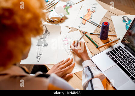 Fashion Designer im Büro arbeiten Stockfoto