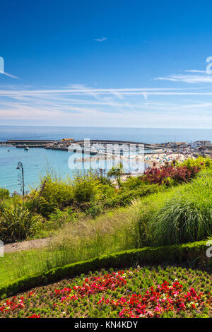 Den Hafen und den Strand von Langmoor & Lister Gärten in Lyme Regis auf der Jurassic Coast, Weltkulturerbe, Dorset, England, Großbritannien Stockfoto