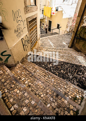 Gepflasterte Treppen in Lissabon. Einzelne Person im Hintergrund Stockfoto