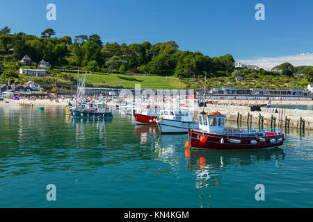 Flut und bunte Boote im Hafen von Lyme Regis auf der Jurassic Coast, Weltkulturerbe, Dorset, England, Großbritannien Stockfoto