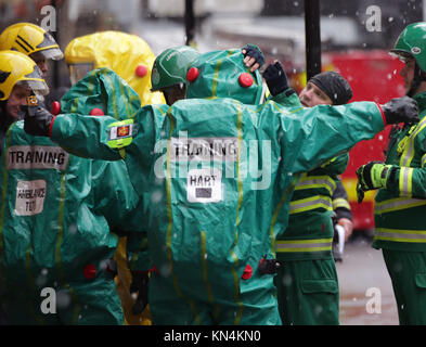 Mitglieder der Polizei, der Feuerwehr und des Rettungsdienstes während einer gemeinsamen Übung, um ihre Reaktion auf einen 'HAZMAT'-Typ-Ident mit einem gefährlichen Stoff in der israelischen Botschaft in Kensington, London, zu testen. Stockfoto