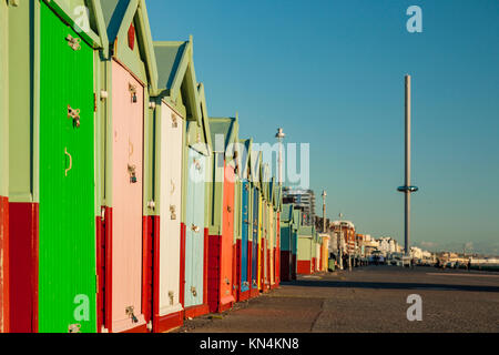 Winter am Nachmittag direkt an der Meeresküste von Brighton, UK. Stockfoto