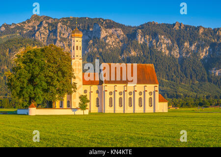 Barocke Kirche St. Coloman, in der Rückseite Bergkette Tegelberg, Schwangau, Ostallgäu, Allgäu, Schwaben, Bayern, Deutschland Stockfoto