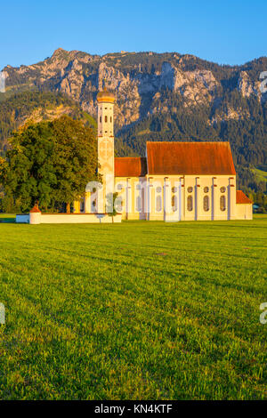 Barocke Kirche St. Coloman, in der Rückseite Bergkette Tegelberg, Schwangau, Ostallgäu, Allgäu, Schwaben, Bayern, Deutschland Stockfoto