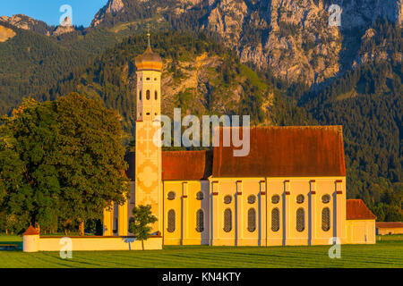 Barocke Kirche St. Coloman, in der Rückseite Bergkette Tegelberg, Schwangau, Ostallgäu, Allgäu, Schwaben, Bayern, Deutschland Stockfoto
