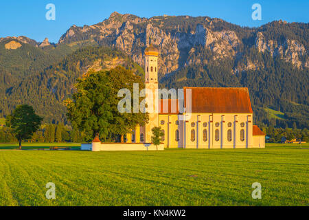 Barocke Kirche St. Coloman, in der Rückseite Bergkette Tegelberg, Schwangau, Ostallgäu, Allgäu, Schwaben, Bayern, Deutschland Stockfoto
