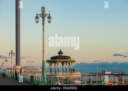 Sonnenuntergang auf der Küste von Brighton, UK. Stockfoto