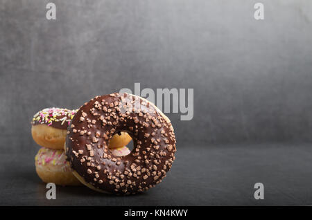 Schokolade Donuts auf einem Tisch Stockfoto