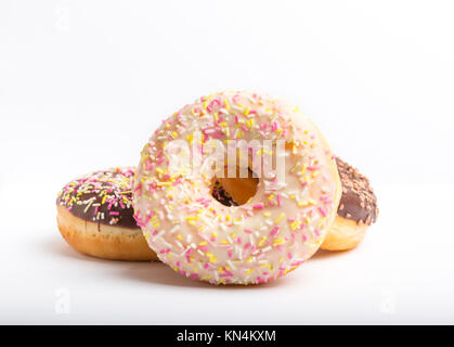 Donuts auf weißem Hintergrund Stockfoto