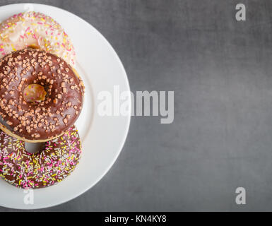 Donuts auf einer Platte Stockfoto