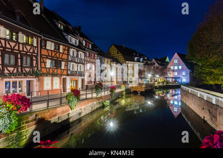 Fachwerkhäuser, Reihe von Häusern auf dem Kanal, Little Venice, Petite Venise, Nachtaufnahme, Colmar, Elsass Stockfoto