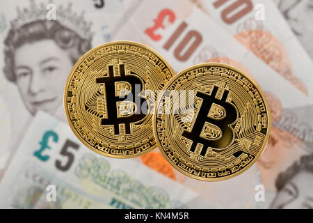 Symbol Bild cryptocurrency, digitale Währung, goldene physischen Münze Bitcoin auf Banknoten British Pound Sterling Stockfoto