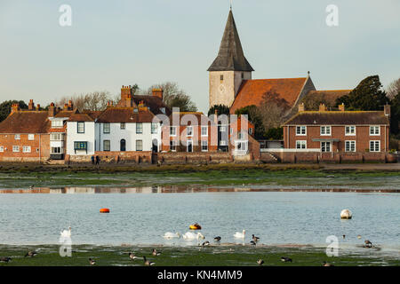 Winter am Nachmittag Bosham Hafen, West Sussex, England. Kirche der Heiligen Dreifaltigkeit in der Ferne. Stockfoto