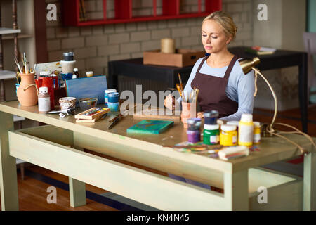 Elegante junge Frau genießen Kunst Stockfoto