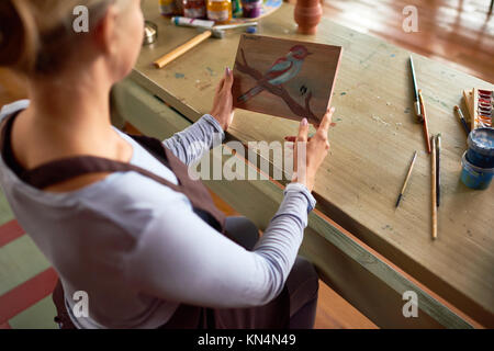 Künstlerin Holding Malerei Stockfoto