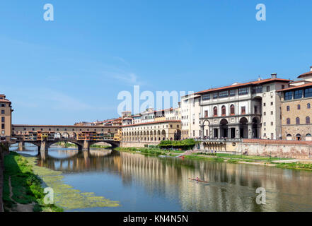 Blick auf den Ponte Vecchio und die Uffizien aus über den Fluss Arno, Florenz, Italien. Stockfoto