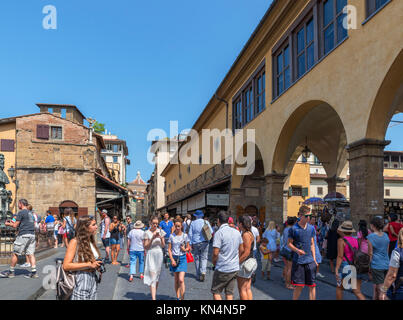Massen von Touristen auf der Ponte Vecchio, Florenz, Italien. Stockfoto