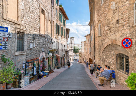Geschäfte auf der Via Piaggia San Pietro in der Altstadt, Assisi, Umbrien, Italien Stockfoto