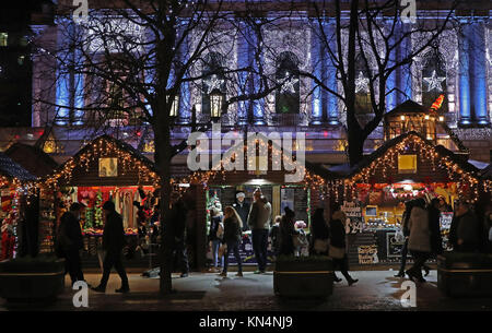 STAND-ALONE-Foto. Eine allgemeine Ansicht der Weihnachtsmarkt auf dem Gelände der Belfast City Hall. Stockfoto