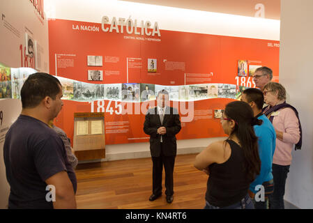 Quito, Ecuador - Touristen auf eine geführte Tour der Präsidentenpalast (Carondelet Palastes), Sitz der Regierung Gebäude, Quito, Ecuador, Südamerika Stockfoto