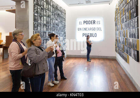 Quito, Ecuador - Touristen auf eine geführte Tour der Präsidentenpalast (Carondelet Palastes), Sitz der Regierung Gebäude, Quito, Ecuador, Südamerika Stockfoto