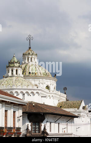 Quito, Ecuador - die Kuppeln der Kirche La Compania, Quito Altstadt, UNESCO-Weltkulturerbe, Quito Ecuador Südamerika Stockfoto