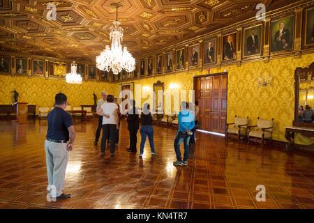 Präsidentenpalast, Quito, Ecuador Interior-Touristen auf eine geführte Tour im Salon de los Präsidenten; Quito, Ecuador, Südamerika Stockfoto