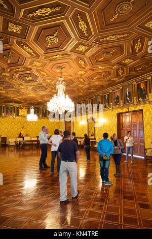 Präsidentenpalast, Quito, Ecuador Interior-Touristen auf eine geführte Tour im Salon de los Präsidenten; Quito, Ecuador, Südamerika Stockfoto