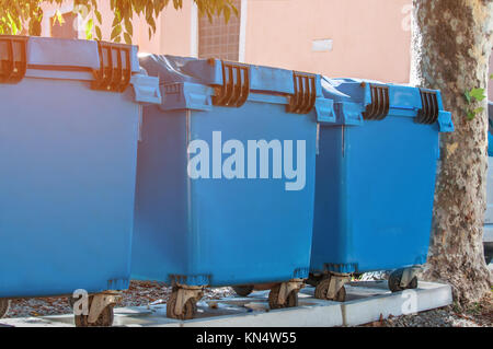 Behälter für das Sammeln und Sortieren von verschiedenen Arten von Abfällen bis zum Recycling in der Stadt. Die horizontalen Rahmen. Stockfoto