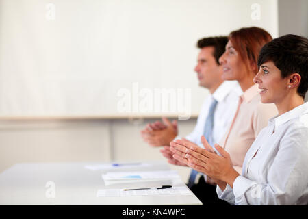 Portrait von männlichen und weiblichen Führungskräften Beifall geben, während ich an einer Präsentation im Büro treffen.