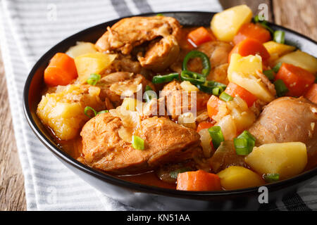 Koreanisches Essen: Dakdoritang Huhn Eintopf mit Gemüse close-up auf einem Teller auf den Tisch. Horizontale Stockfoto